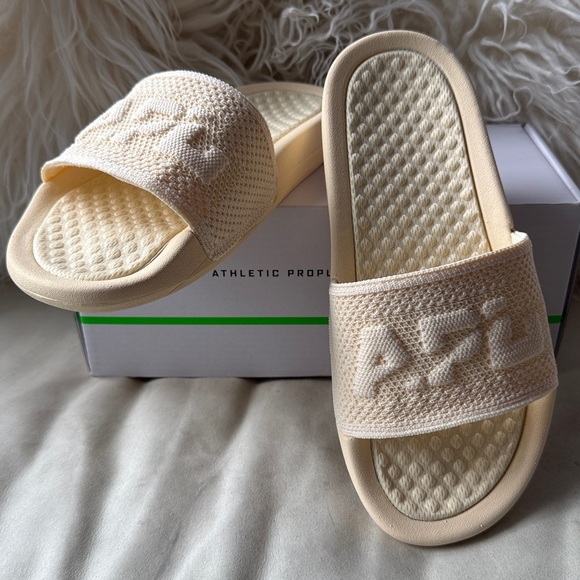 NIB, Ret $130, APL Women’s Big Logo TechLoom Slide (Women’s US 6) - Picture 3 of 4